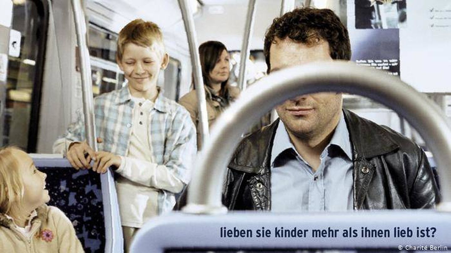 El mensaje reza: '¿Amas a los niños más de lo que te gustaría?' Charité de Berlín lanzó una campaña para alentar a los pedófilos a buscar ayuda. (Charité Berlin)