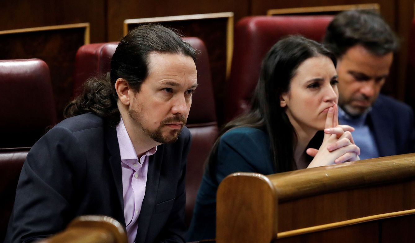 Los líderes de Unidas Podemos, Pablo Iglesias e Irene Montero, escuchan el discurso de Pedro Sánchez. (EFE)