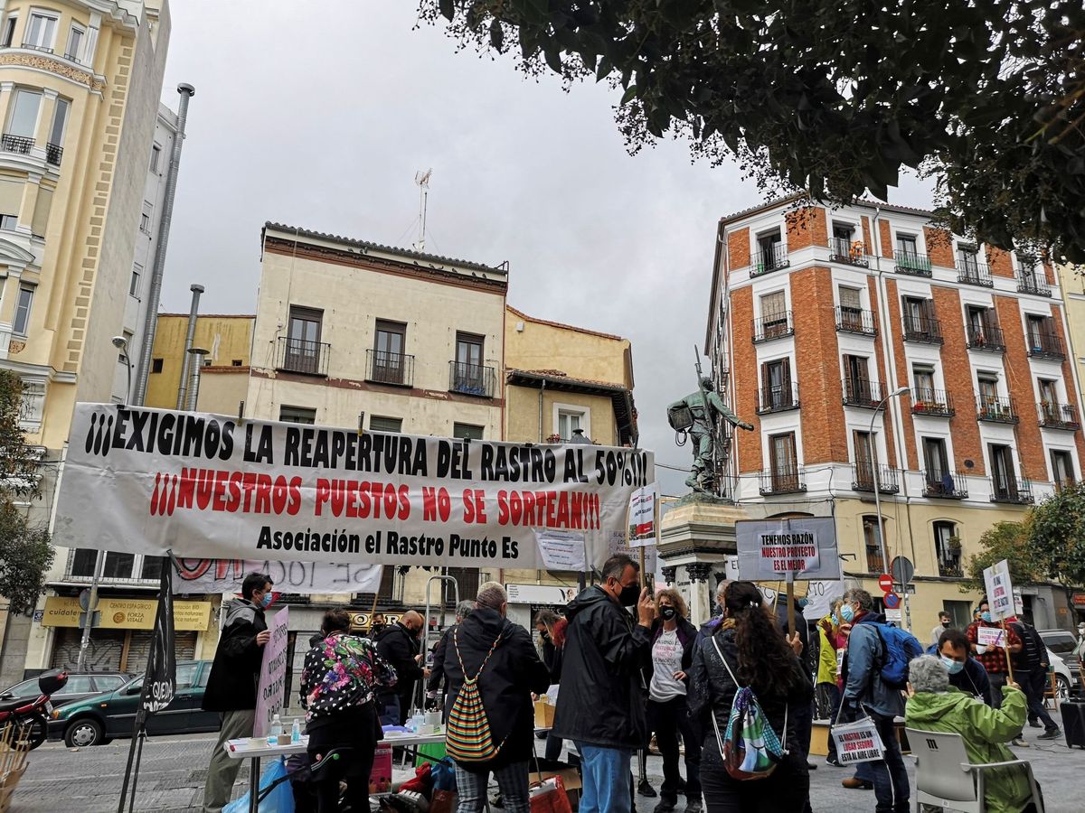 Foto: Los comerciantes de El Rastro se manifiestan para reclamar al Ayuntamiento de Madrid la reapetura del histórico mercadillo. (EFE)