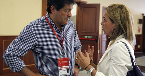 Foto: El presidente de Asturias, Javier Fernández, conversa con Carme Chacón. (EFE)