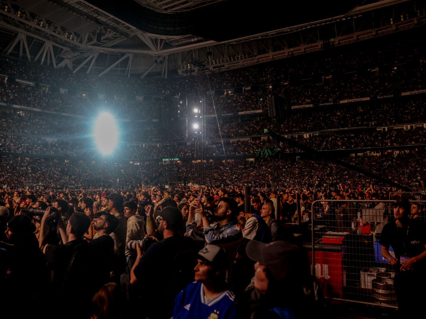 Miles de espectadores durante una actuación del cantante argentino Duki.