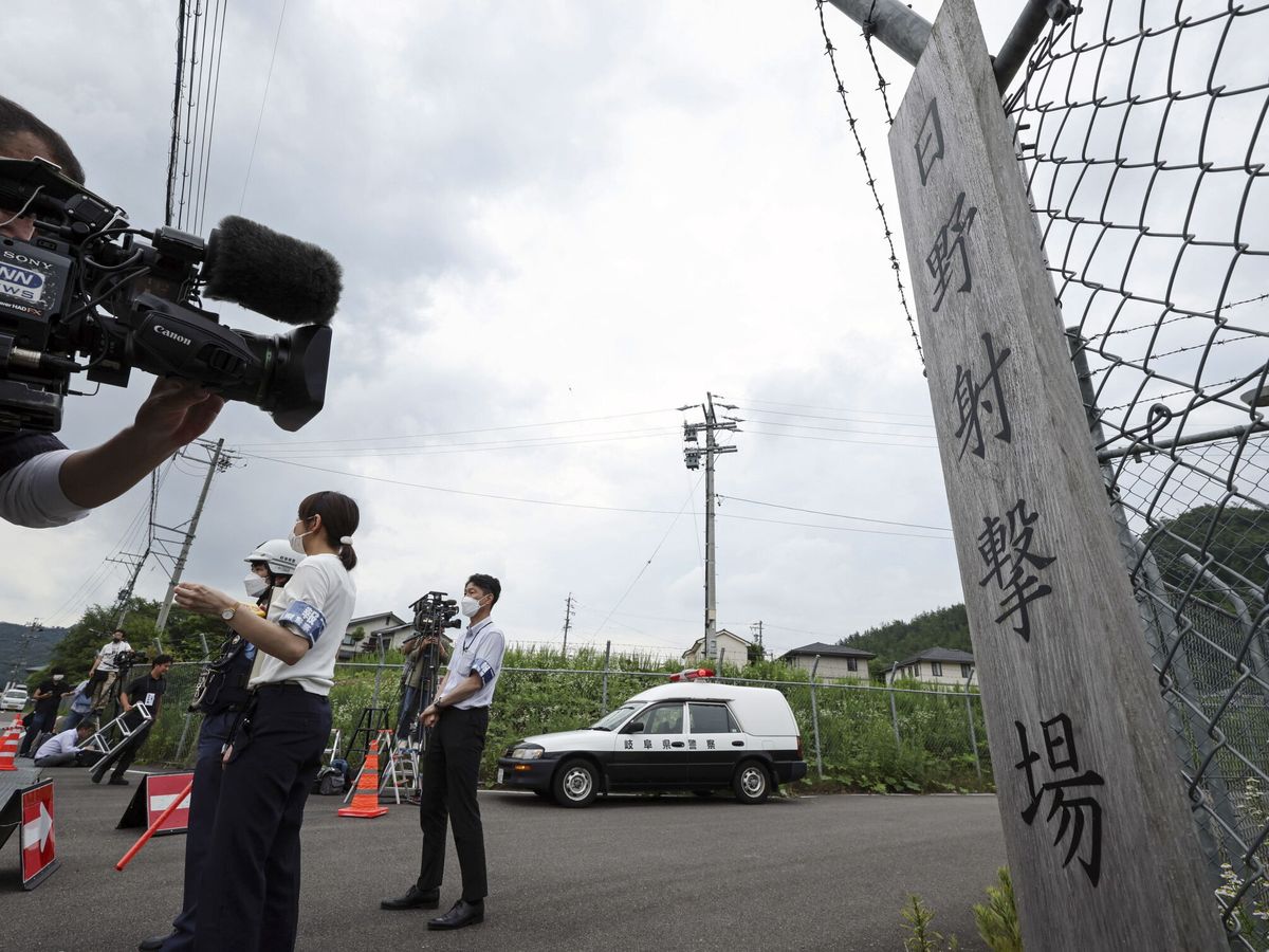 Foto: El campo de tiro cubierto de Hino tras el tiroteo. (EFE/EPA/Jiji Press)