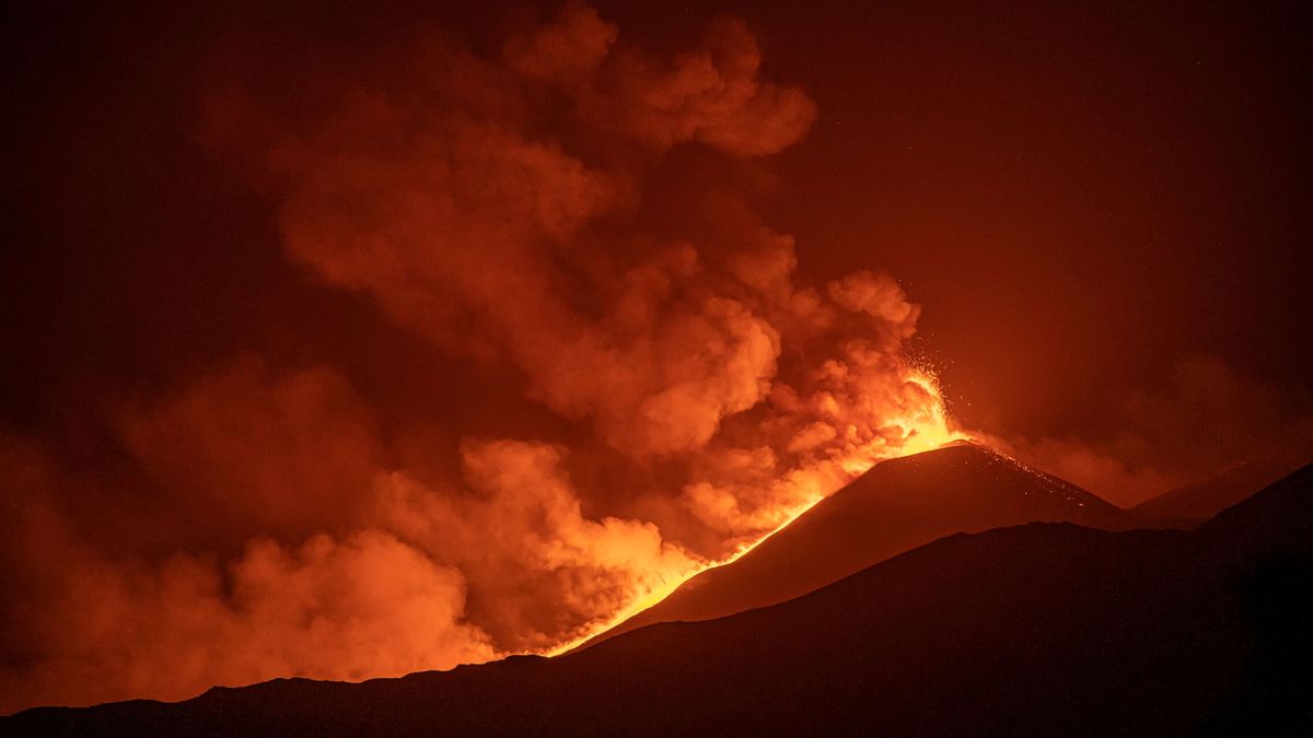 Una nueva erupción del Etna paraliza el tráfico en el aeropuerto de Catania