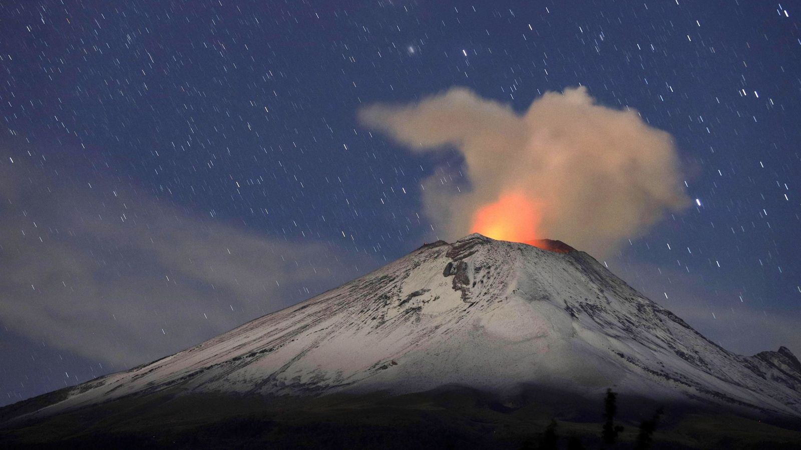 Vista general de una erupción del volcán Popocatépetl. (EFE)