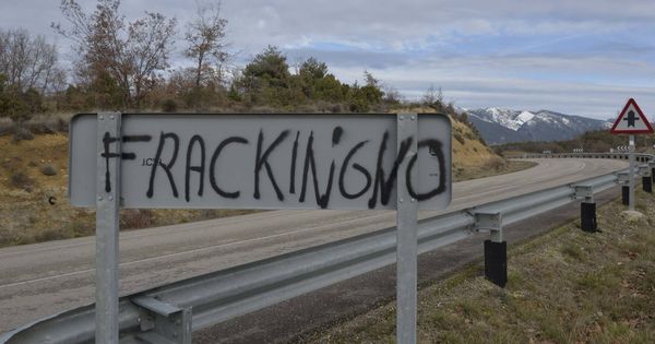 Foto: Pintada en una señal a la salida del pueblo contra el 'fracking'. (Antonia Gutiérrez)