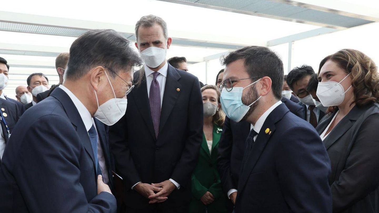 El presidente coreano y el presidente de la Generalitat se saludan en presencia del Rey. (Generalitat)