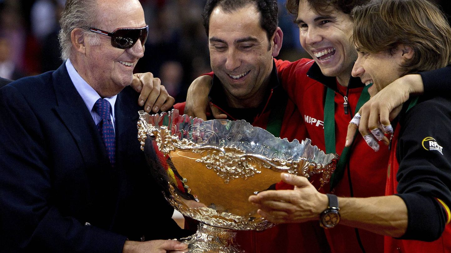 El rey Juan Carlos junto Rafa Nadal tras su victoria en la final de la Copa Davis de tenis frente a Argentina en el año 2011 . (EFE)   