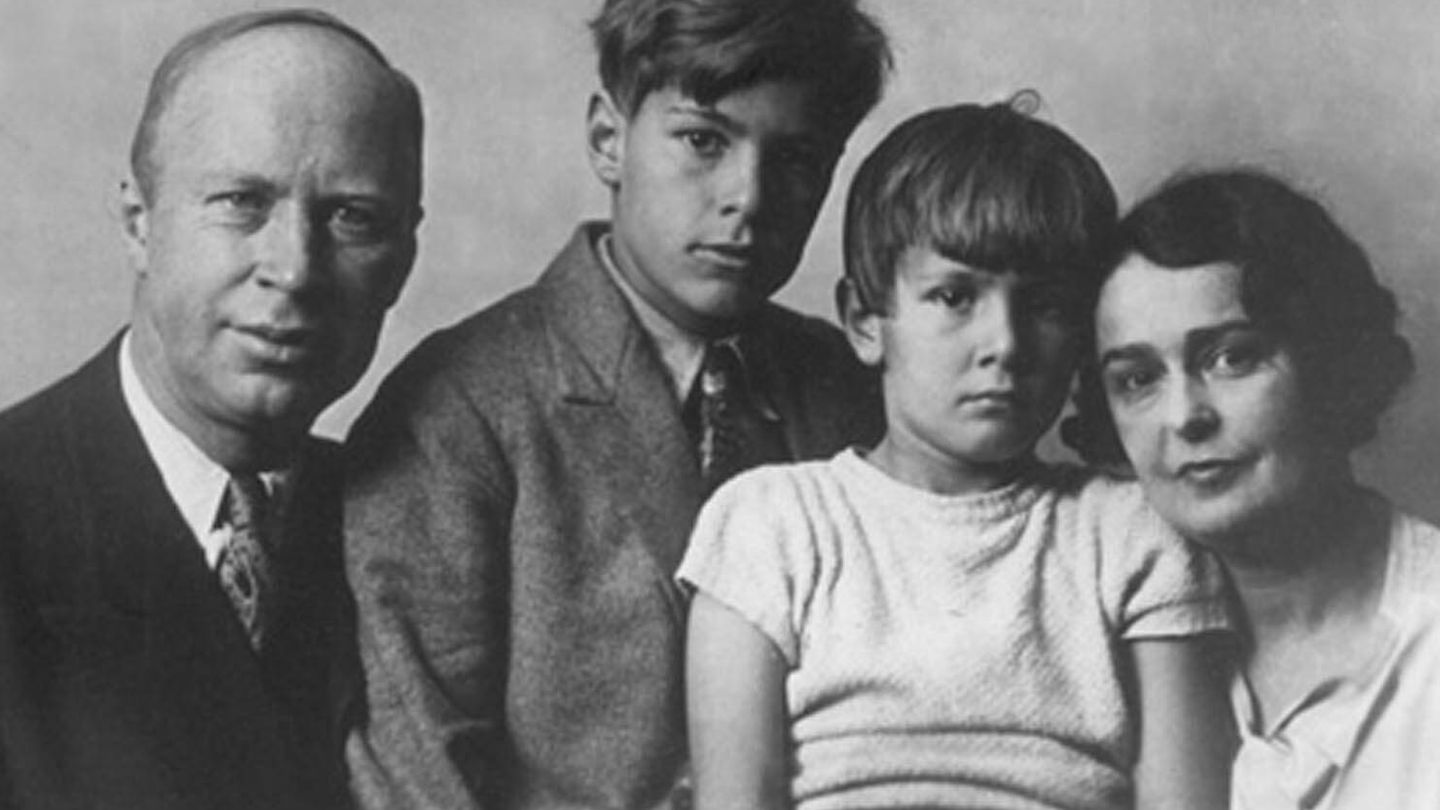 Serguéi Prokófiev y su familia. (Dominio público)