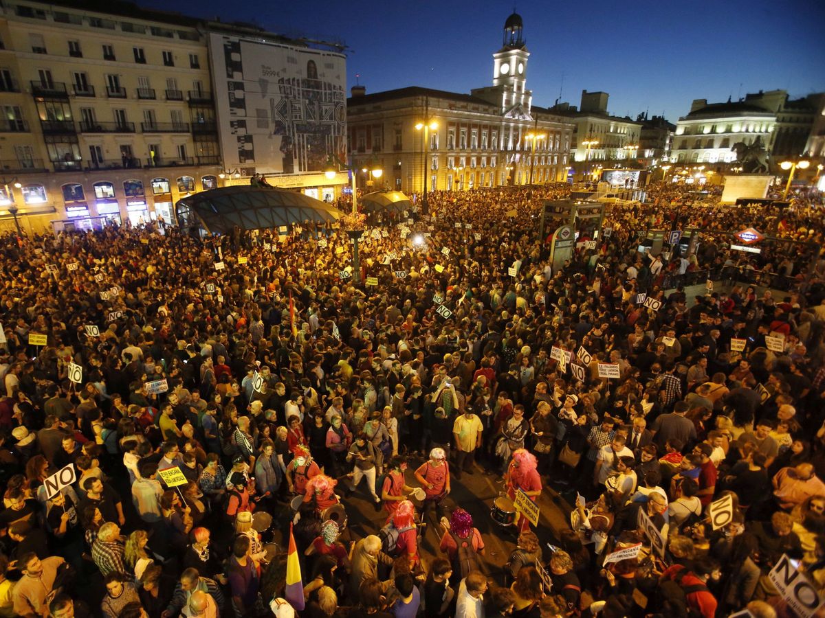 Foto: Vista de la Puerta del Sol, donde miles de personas participaron en la marcha 'Rodea el Congreso', convocada por la Coordinadora 25-S, para protestar por la investidura de Mariano Rajoy. (EFE/Kiko Huesca)