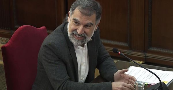 Foto: Jordi Cuixart, en el juicio del 'procés'. (EFE)