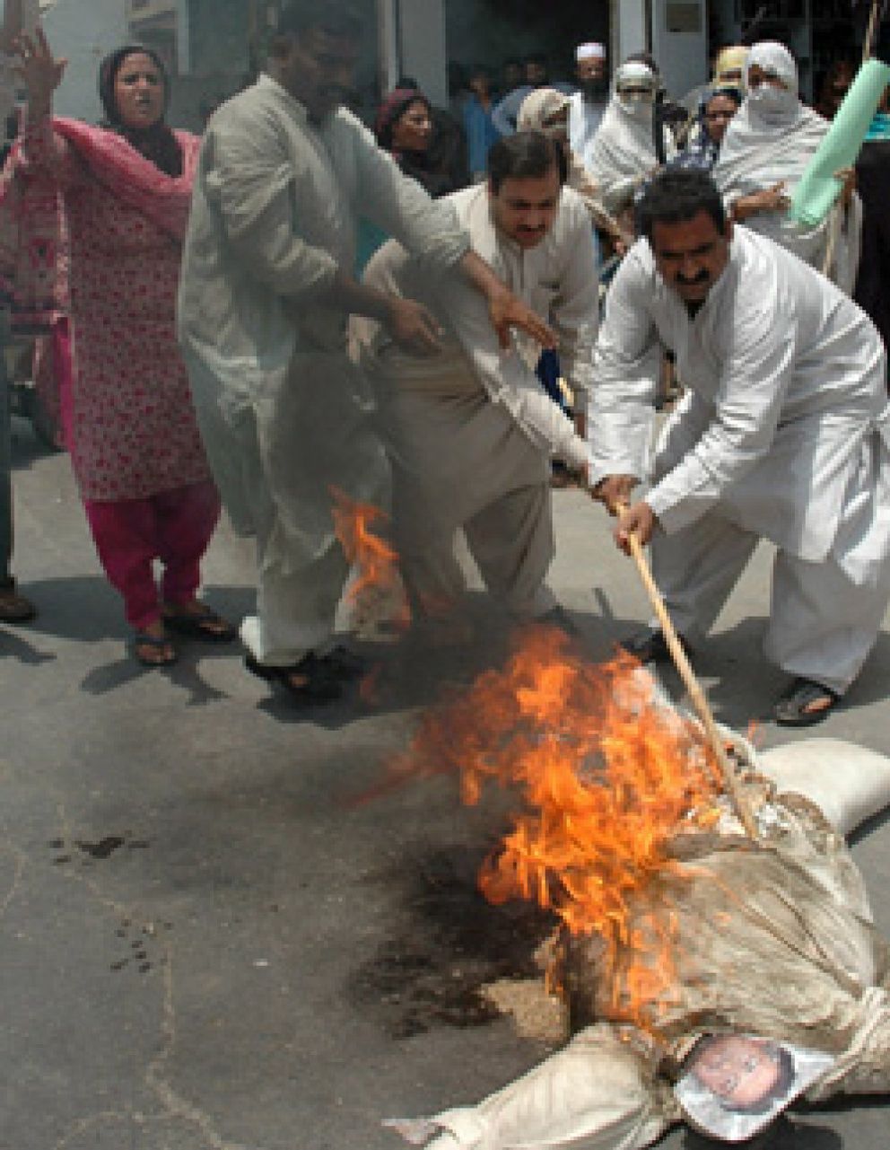 Foto: Los islamistas paralizan Pakistán en una huelga contra Musharraf