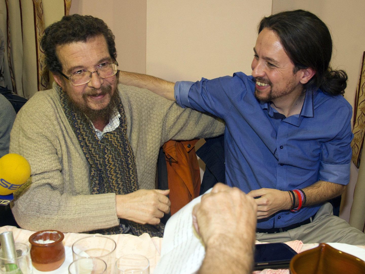 El secretario general de Podemos, Pablo Iglesias, acompañado por su padre, Javier Iglesias.(EFE)