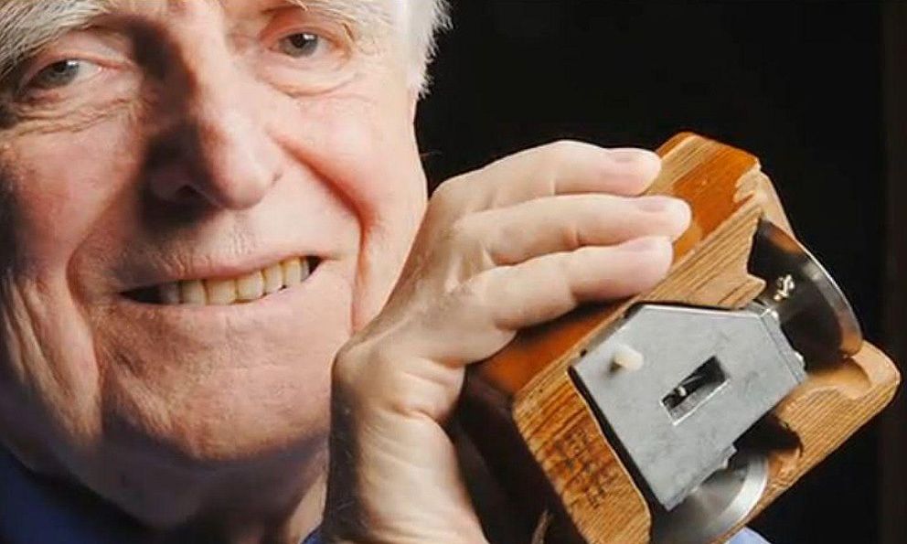 Douglas Engelbart junto al primer 'mouse' o ratón
