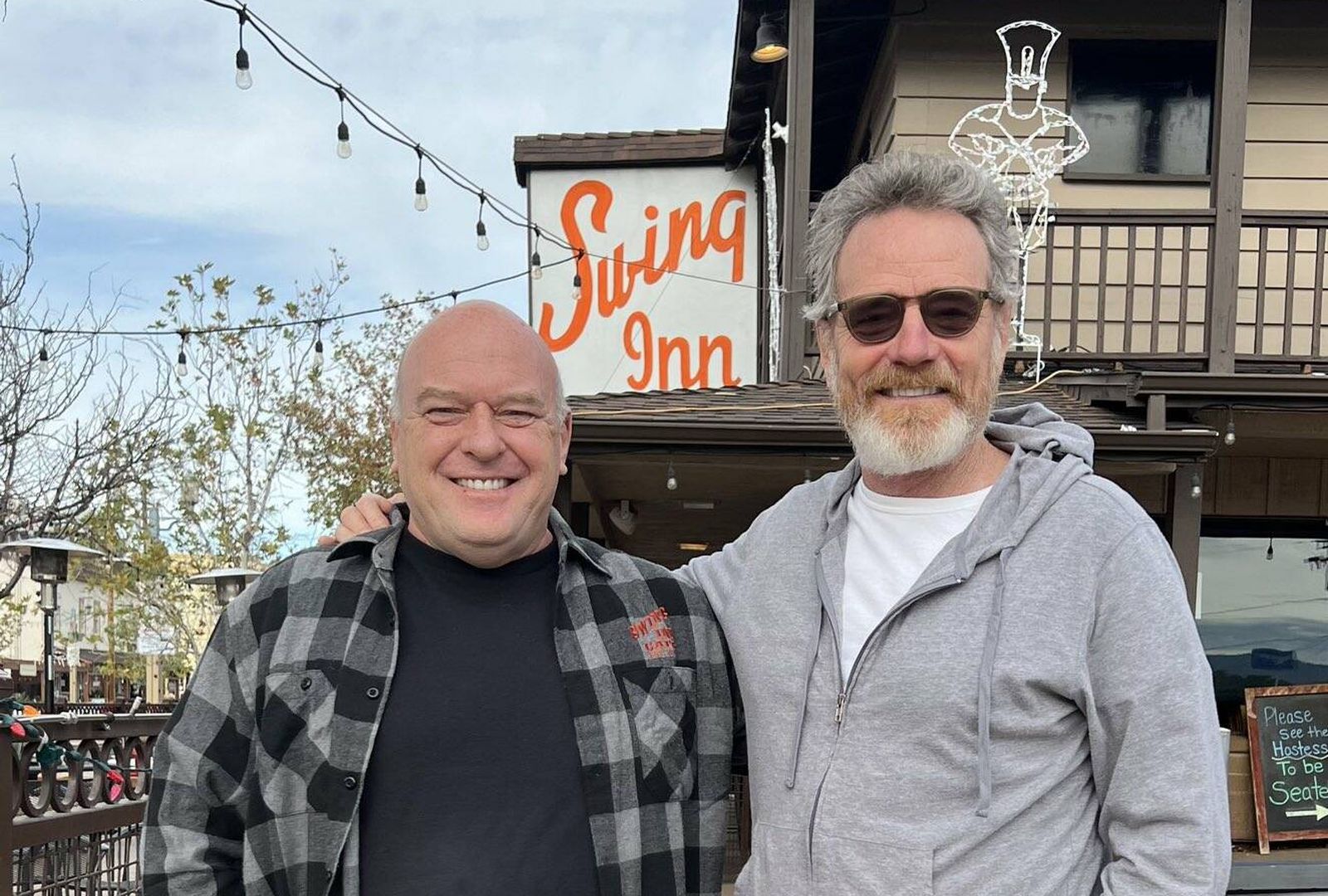 Dean Norris junto a Bryan Cranston, en su restaurante. (Twitter)