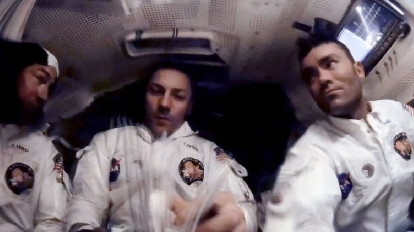 Jim Lovell, izquierda, Jack Swigert y Fred Haise, los astronautas del Apolo 13 que estuvieron cerca de morir asfixiados. Foto tomada antes de la reentrada en la atmósfera terrestre (NASA)