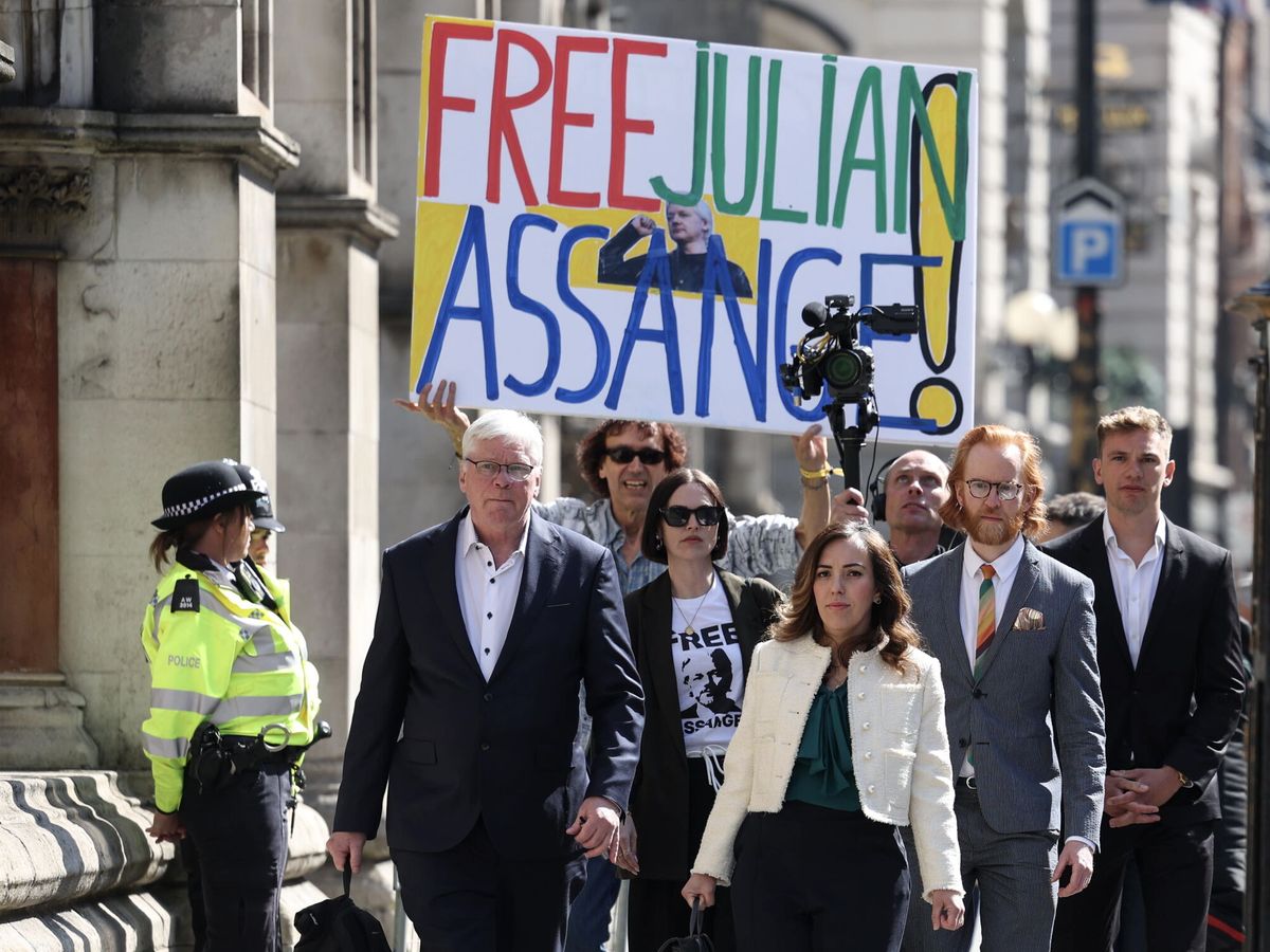 Foto: Assange con su abogada en Londres. (EFE/EPA/Neil Hall)