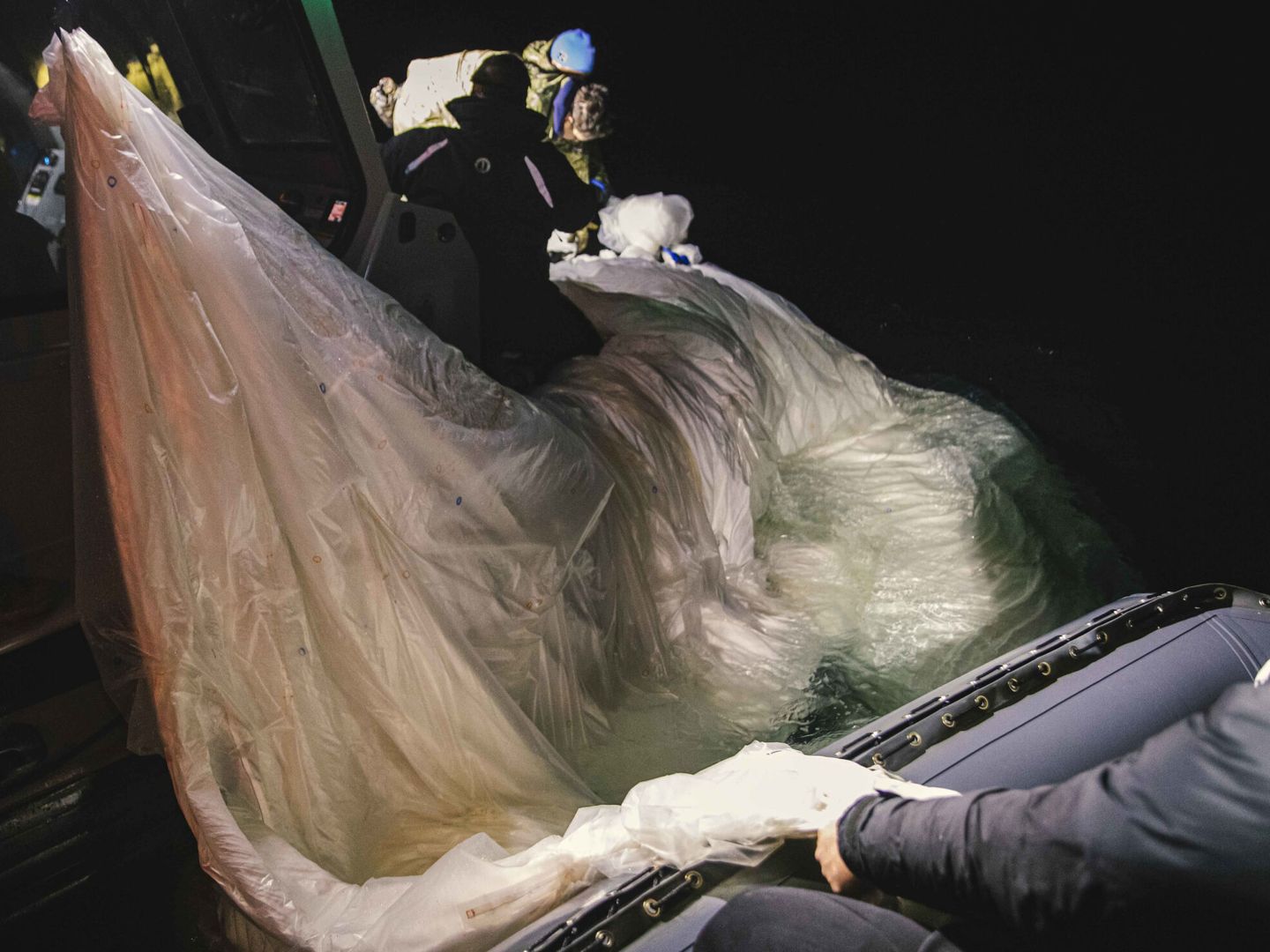 Fotografía cedida por la Armada de Estados Unidos donde aparecen unos marineros asignados al Grupo 2 de Eliminación de Artefactos Explosivos mientras recuperan el globo de vigilancia chino del mar. (EFE/Tyler Thompson/US Navy)