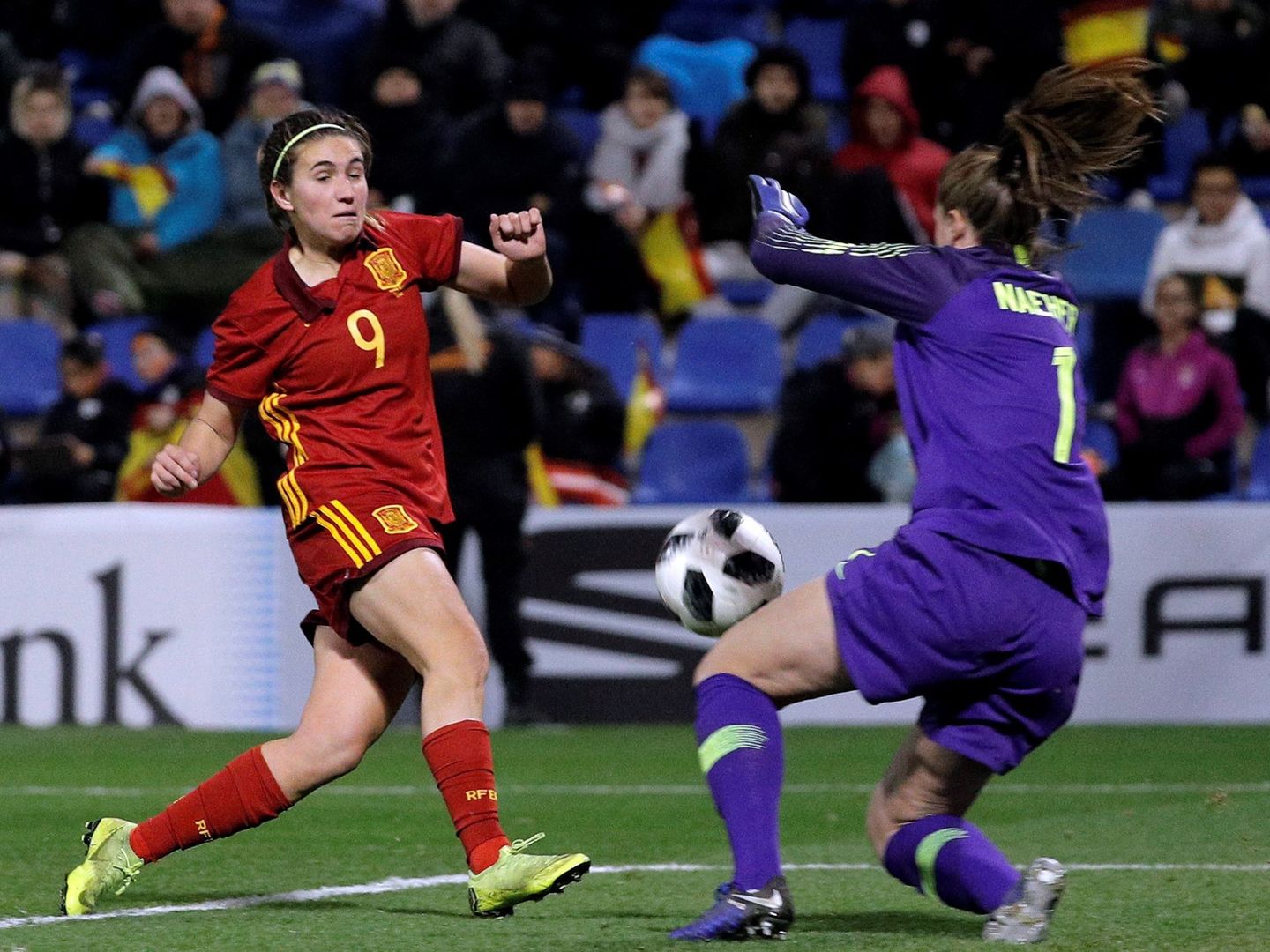 Mariona Caldentey remata a puerta durante un partido entre España y Estados Unidos. (EFE)