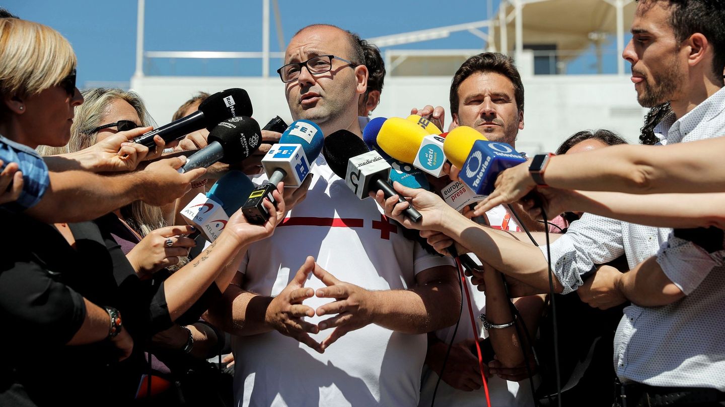 Pedro Redón, de la dirección de Cruz Roja en Valencia, atiende a los medios. (EFE) 