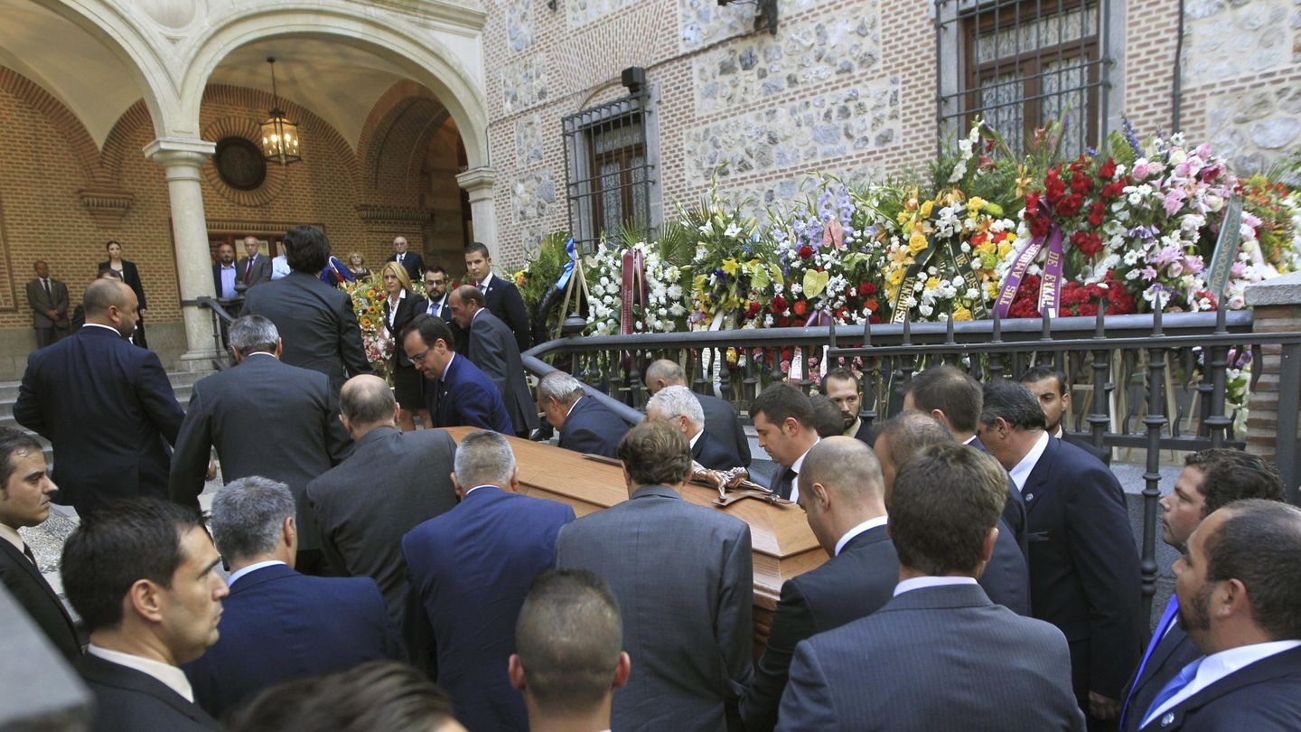 Los restos mortales de Isidoro Álvarez entrando en la iglesia de San Ginés. (EFE)