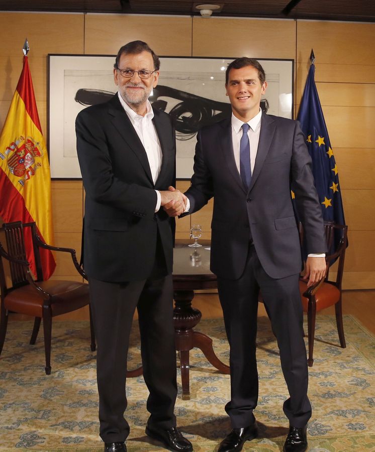 Foto: El presidente del Gobierno en funciones y del PP, Mariano Rajoy,, saluda al líder de Ciudadanos, Albert Rivera. (Efe)