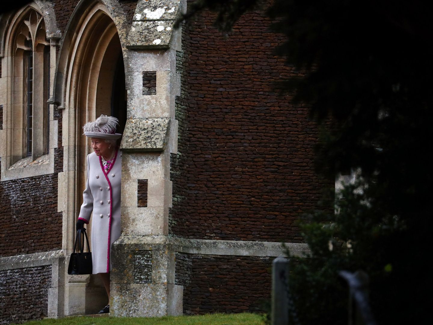 La Reina Isabel II sale de la Iglesia de Santa María Magdalena tras el servicio de Navidad de la Familia Real, el 25 de diciembre de 2018. (Reuters)