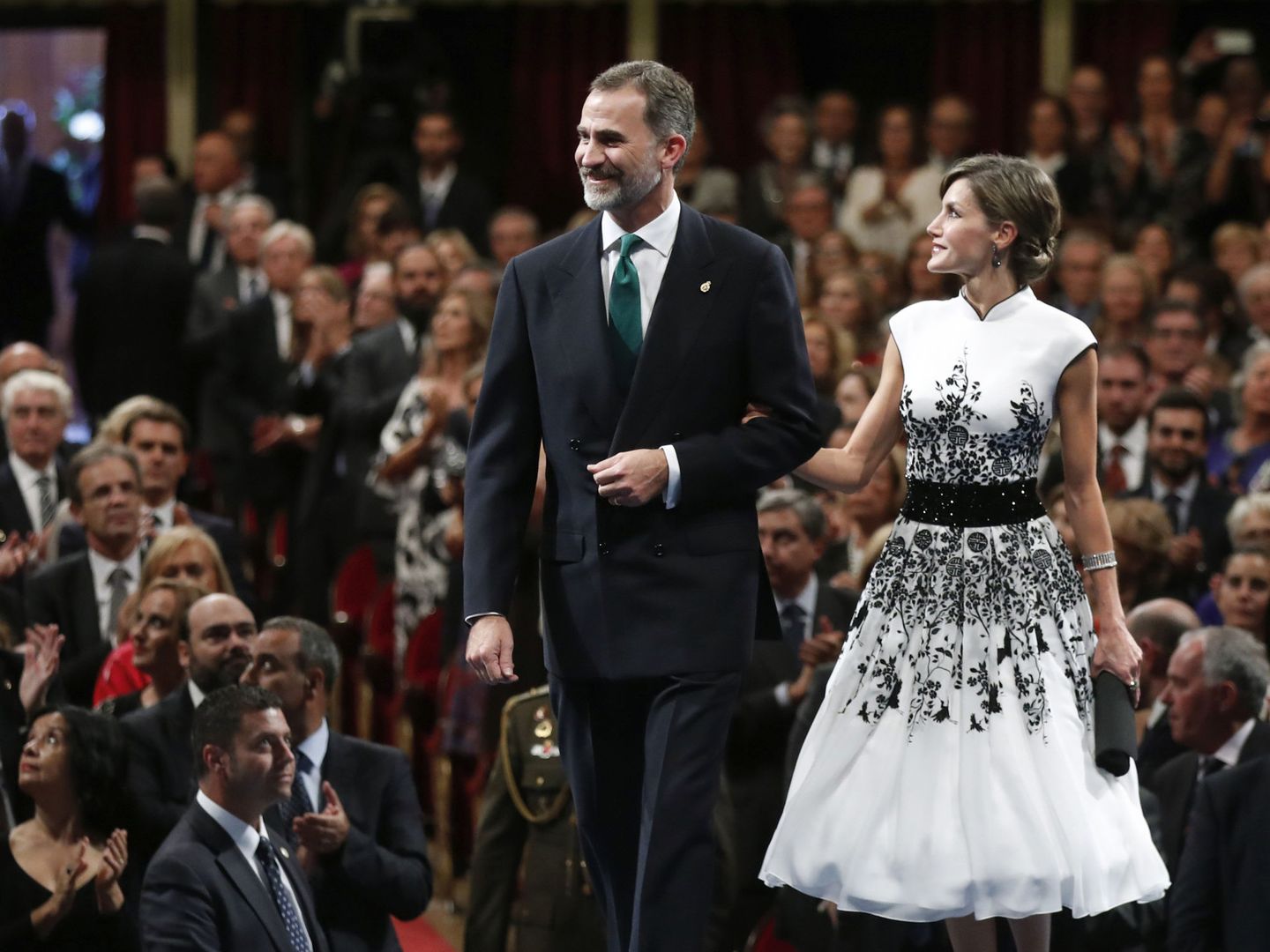EL Rey y la Reina, con un look parecido al de Meghan Markle, en Oviedo en 2017. (EFE)