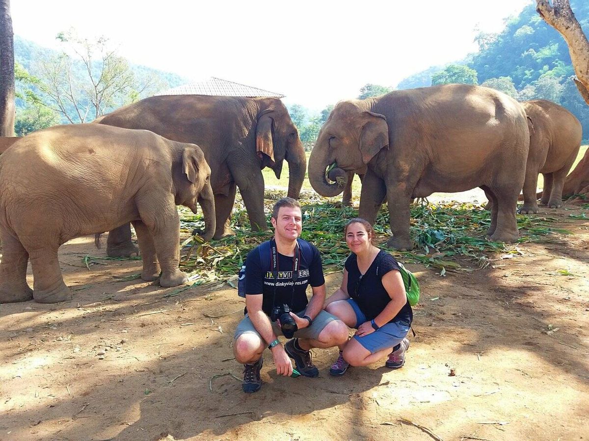 Foto: Víctor y Alicia en uno de sus viajes a Tailandia. (Cedida)