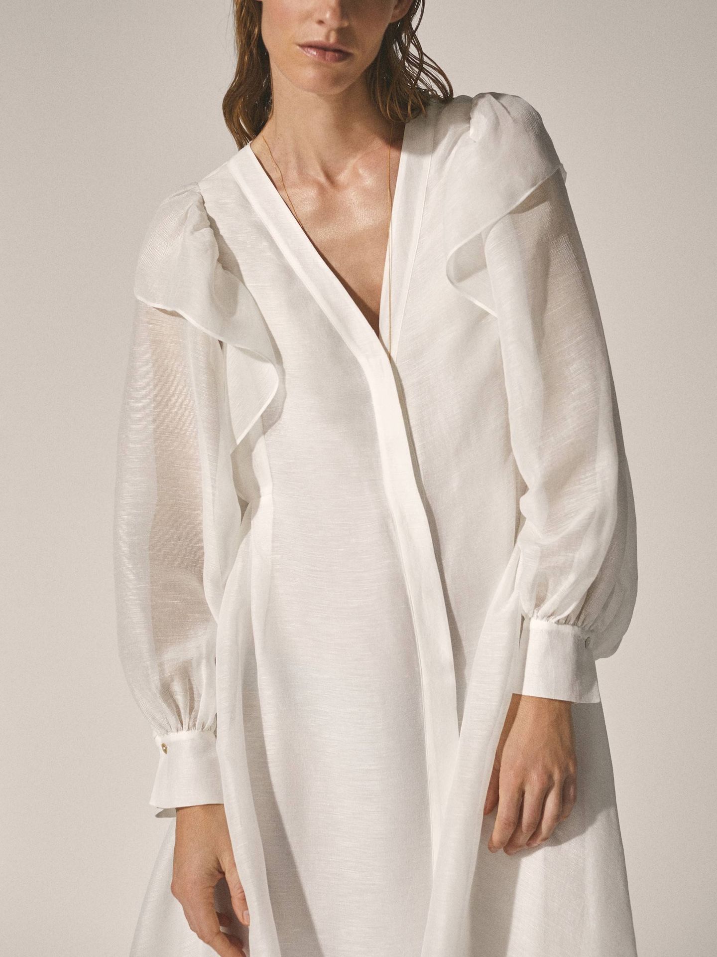Vestido blanco de Massimo Dutti. (Cortesía)