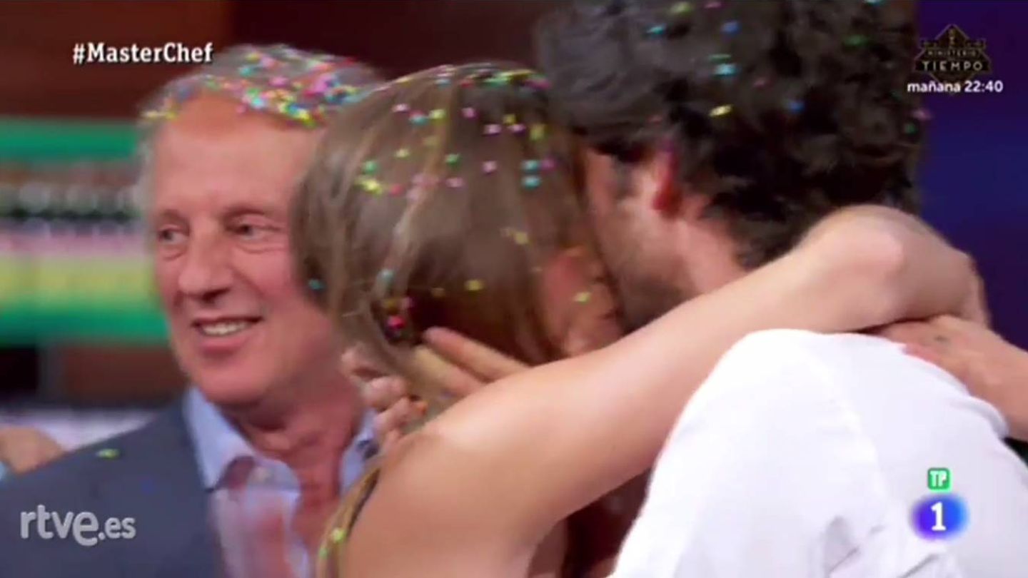 Jorge y Miri se funden en un beso frente las cámaras de 'MasterChef 5'. (RTVE)
