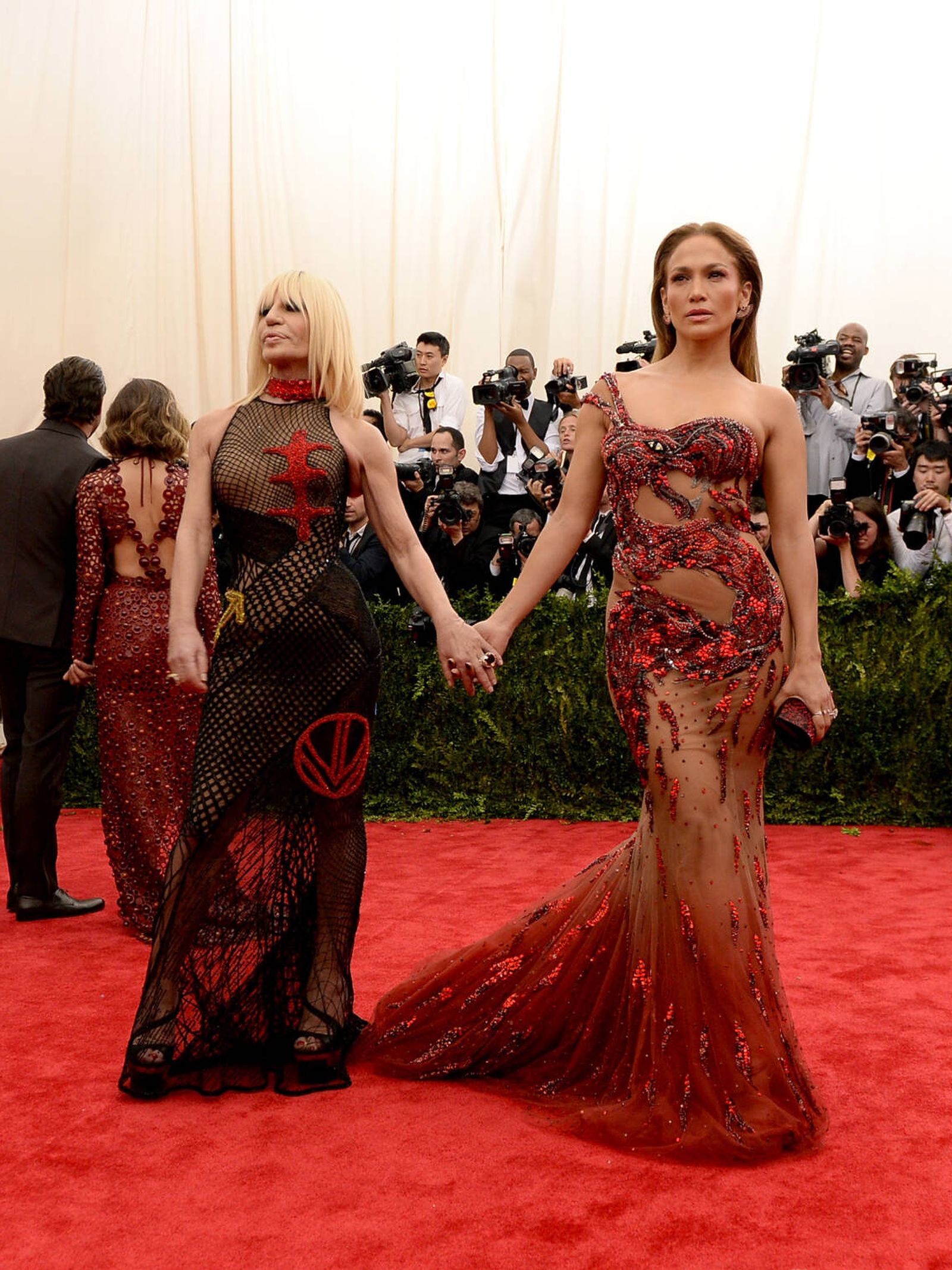 Donatella Versace y Jennifer Lopez, en la Met Gala de 2015. (Getty)