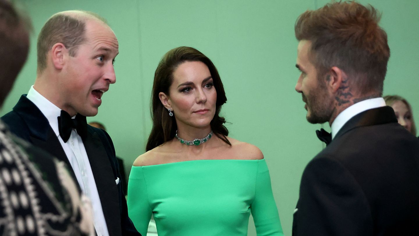 Kate y Guillermo, conversando con David Beckham. (Reuters/Pool/David L. Ryan)