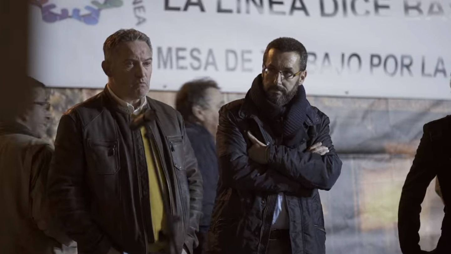 El alcalde de La Línea de la Concepción, Juan Franco (derecha) durante una protesta vecinal grabada para la serie documental 'La Línea: la sombra del narco'. (Netflix)