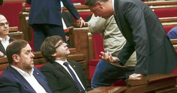 Foto: El presidente de la Generalitat de Cataluña, Carles Puigdemont, conversa con el presidente del PPC, Xavier García Albiol. (Efe) 