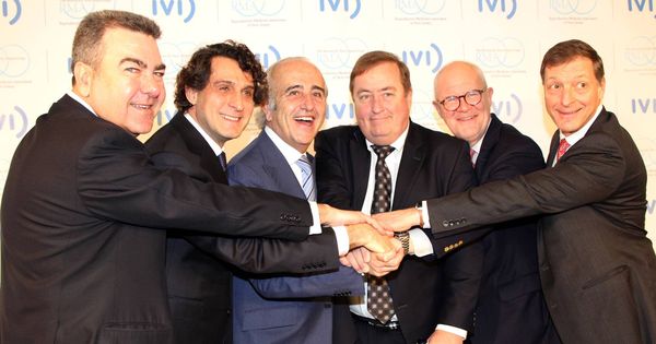 Foto: Bertomeu, Remohí, Pellicer, Scott, Bergh y Drews, tras presentar la fusión entre IVI y RMANJ.