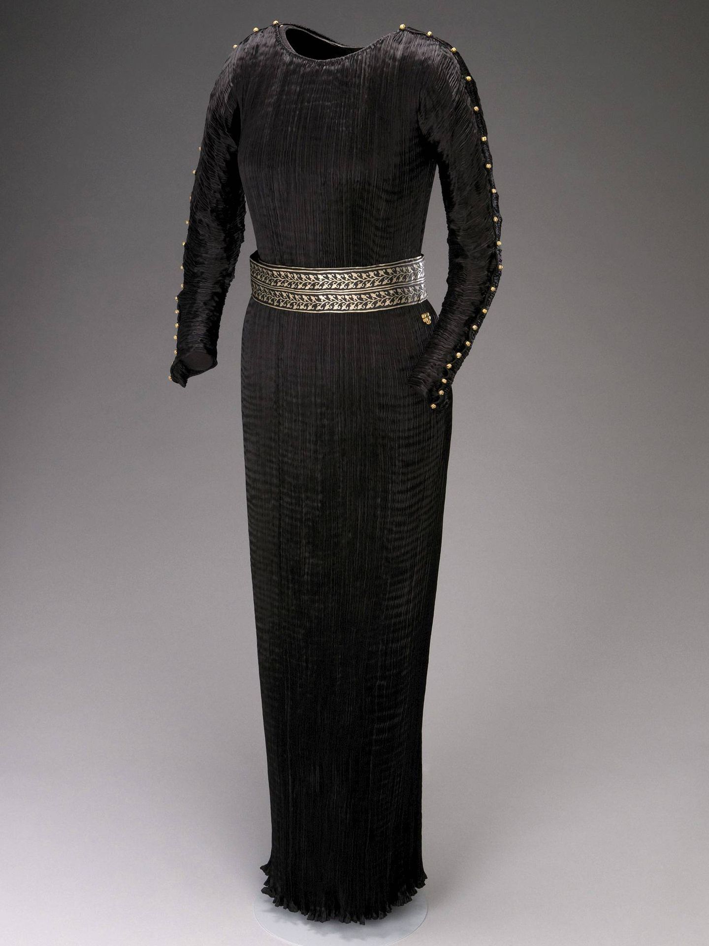 Vestido Delphos de Fortuny conservado en el Museo del Traje de Madrid. (EFE)