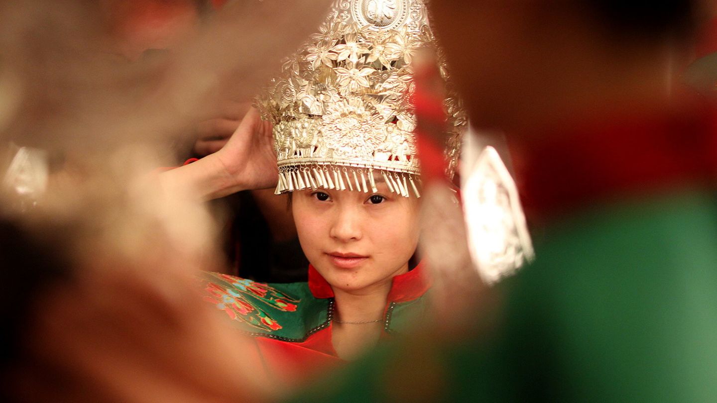 Una mujer se prepara para representar el espectáculo 'Fu yoing' (Efe).