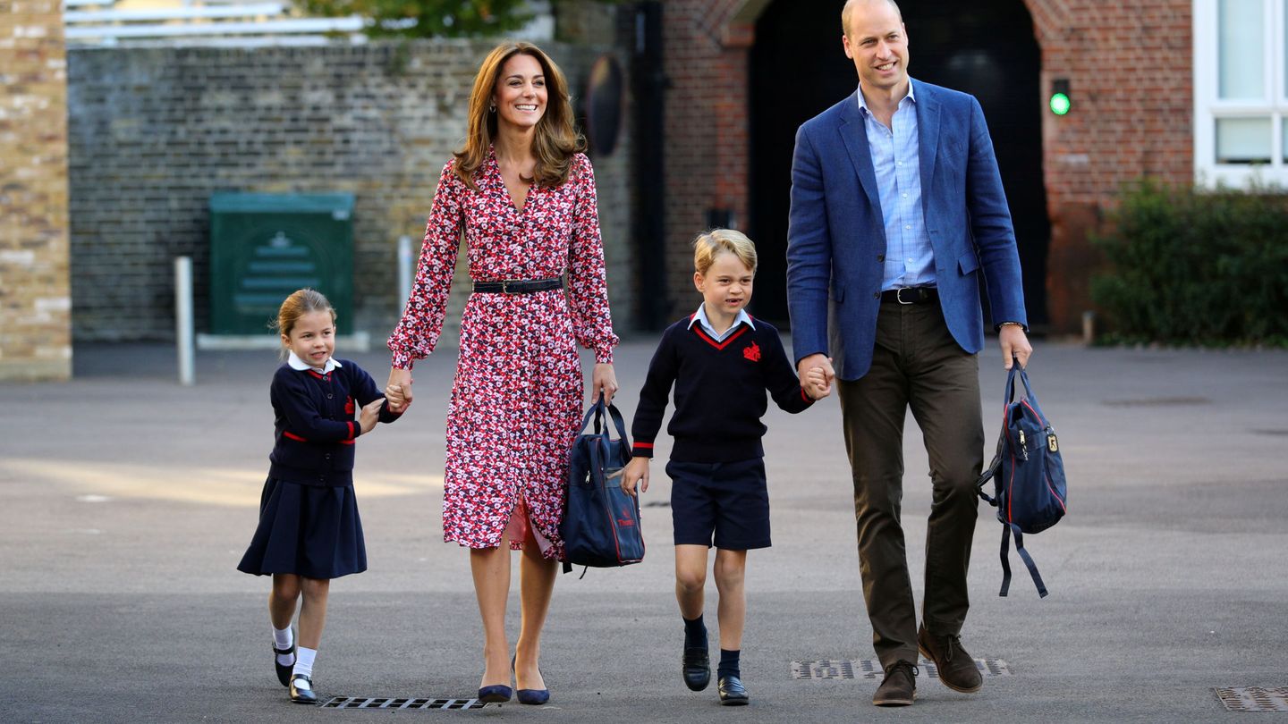 Los duques de Cambridge acompañaron a sus hijos en el primer día de colegio de Charlotte. (Reuters)