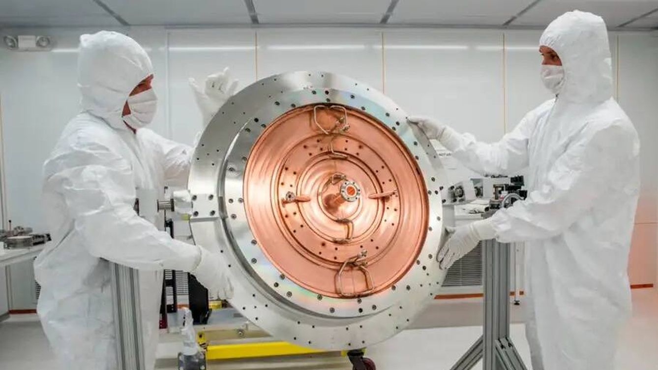 Foto: Esta placa de cobre produce electrones para los rayos X de alta energía. (Lawrence Berkeley National Laboratory)