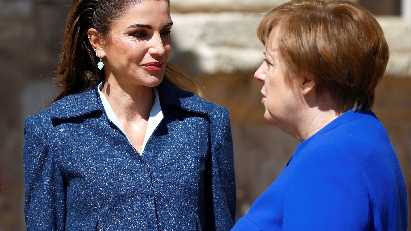 Rania de Jordania, con Angela Merkel en 2019. (Reuters)