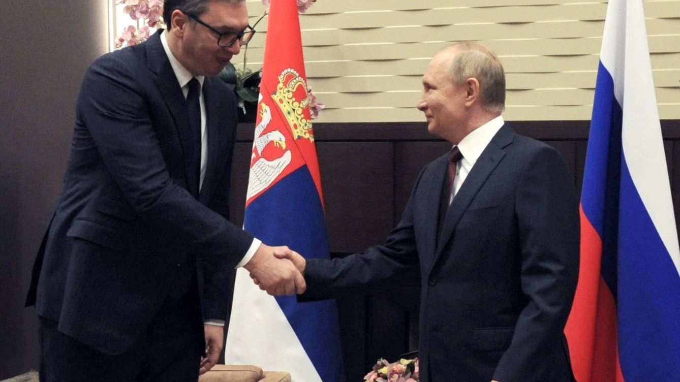 Foto: El presidente de Serbia, Aleksandar Vucic, junto a su homólogo ruso, Vladímir Putin. (EFE/Mikhail Klimentyev)