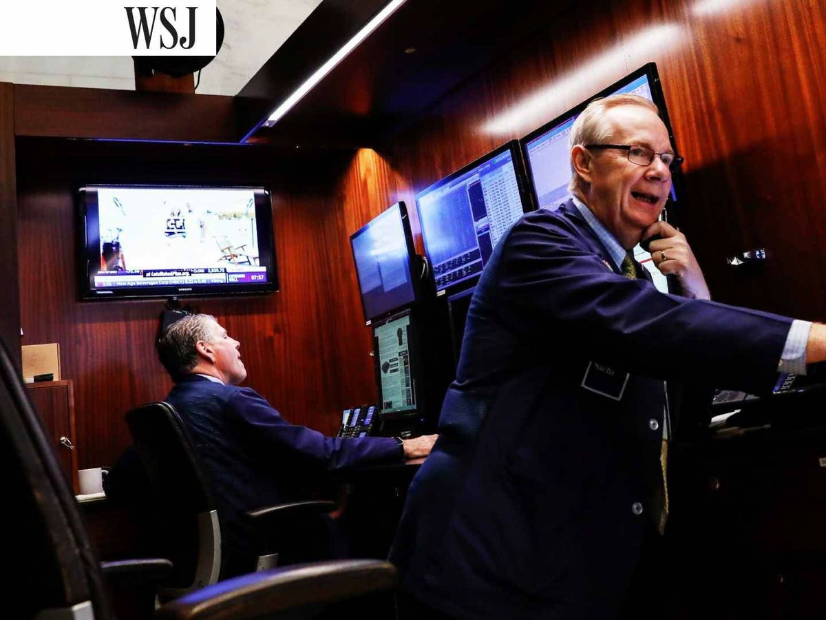 Foto: Dos traders trabajan dentro de la cabina de Goldman Sachs en la bolsa de Nueva York. (Reuters/Brendan McDermid)