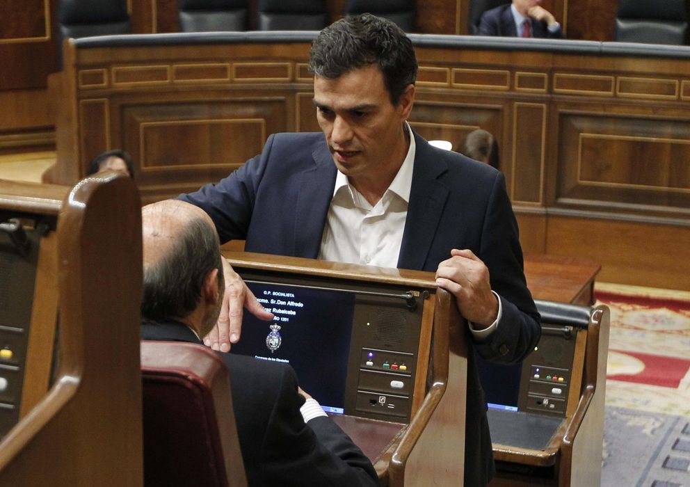 Foto: Pedro Sánchez conversa con Alferdo Pérez Rubalcaba en el Congreso de los Diputados. (Efe)