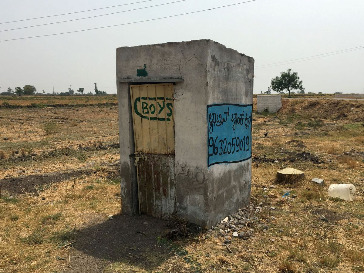 Foto: A toilet is pictured in a field outside a school near jaikisan camp village