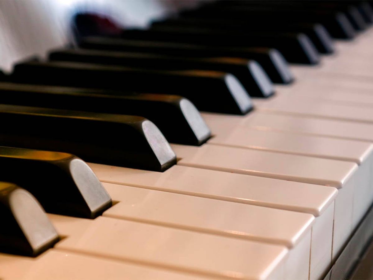 La emotiva y viral melodía de un hombre el piano en su casa arrasada