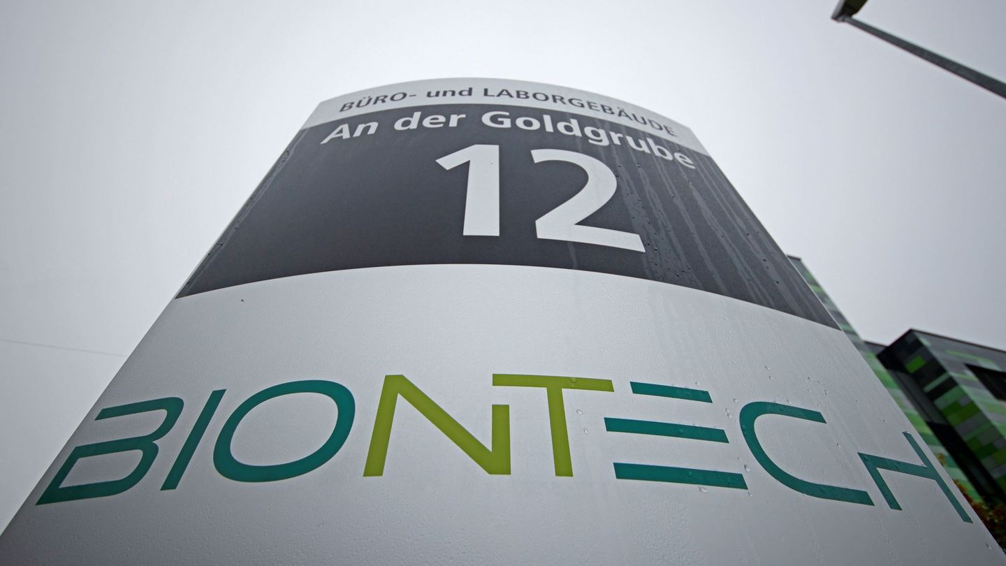 Vista del logotipo de la farmacéutica alemana BioNTech en su sede de Mainz, Alemania. (EFE)