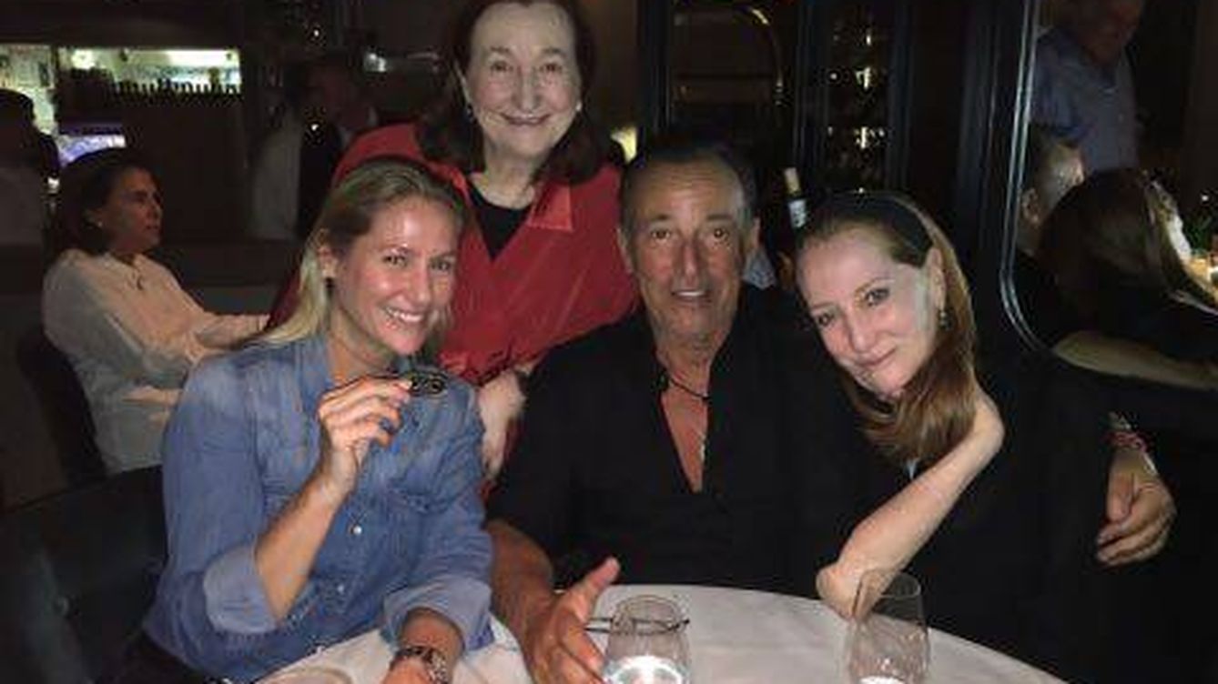 A Bruce Springsteen le cuesta dejar Madrid: le pillamos (de nuevo) de cena romántica