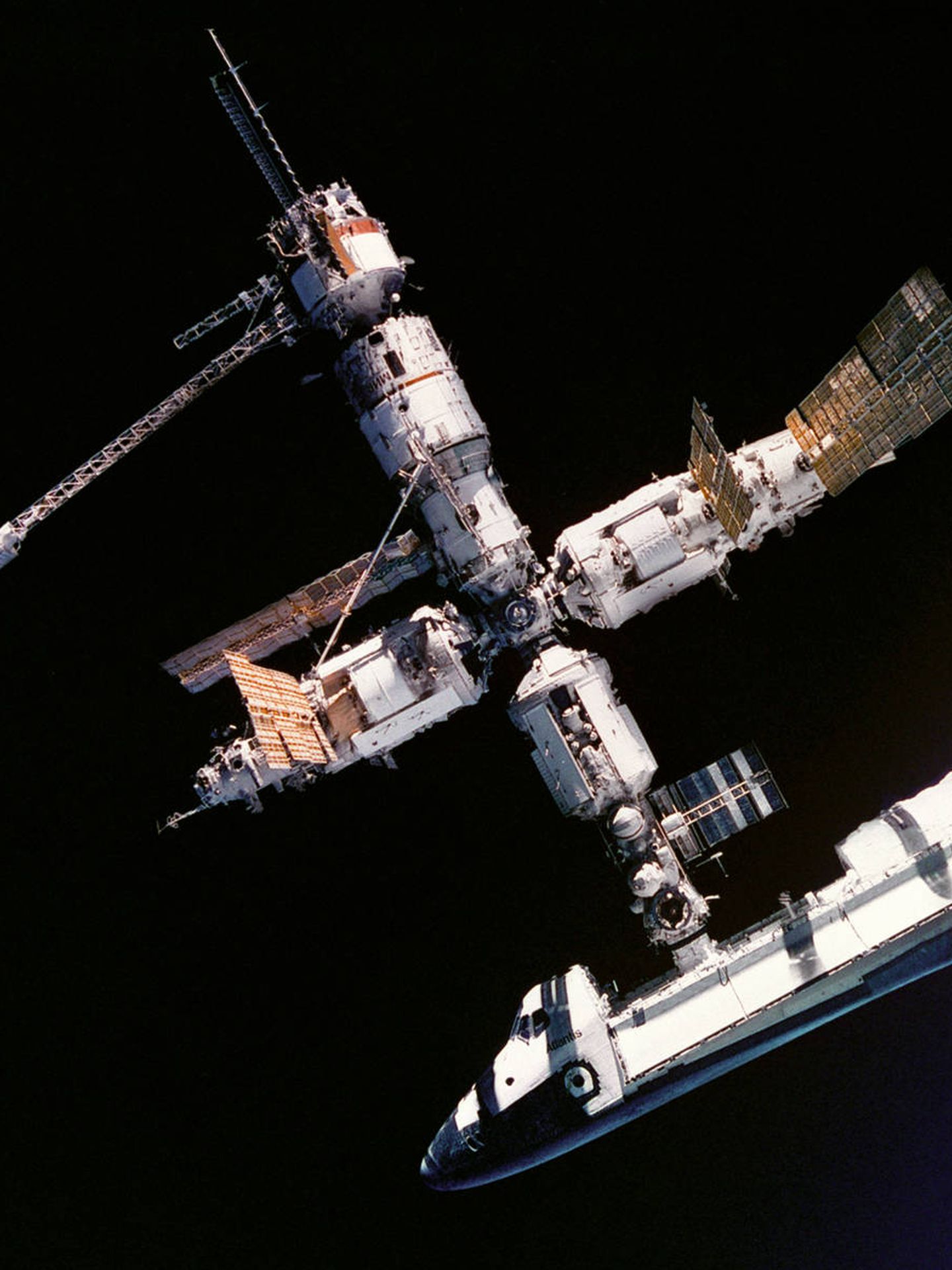La MIR, conectada aquí al transbordador Atlantis, fue la última estación espacial rusa. (NASA)