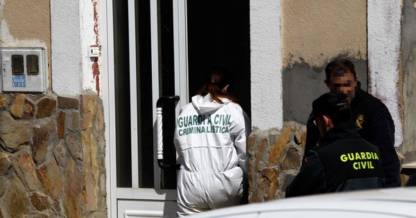 Foto: La Guardia Civil investiga el lugar donde una mujer ha muerto en Castrogonzalo, Zamora. (EFE)