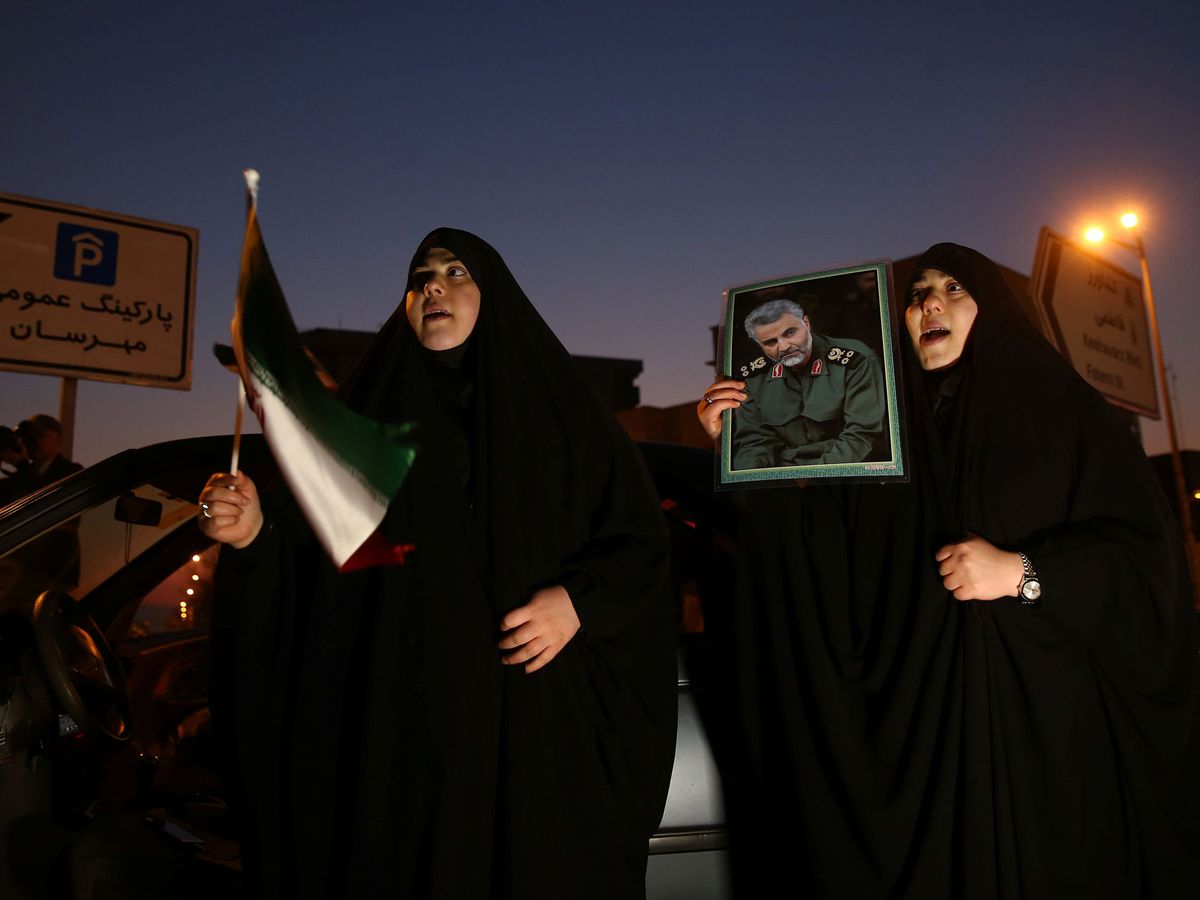 Foto: Mujeres en Irán celebran el ataque contra tropas estadounidenses, en respuesta a la muerte de Qasem Soleimani. (Reuters)